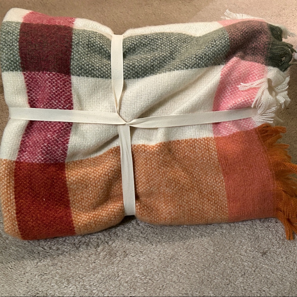 *Brand new* Cozy Multicolor Plaid Throw Blanket